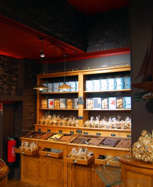 mağaza vitrin üzerinde çikolata şekerleme