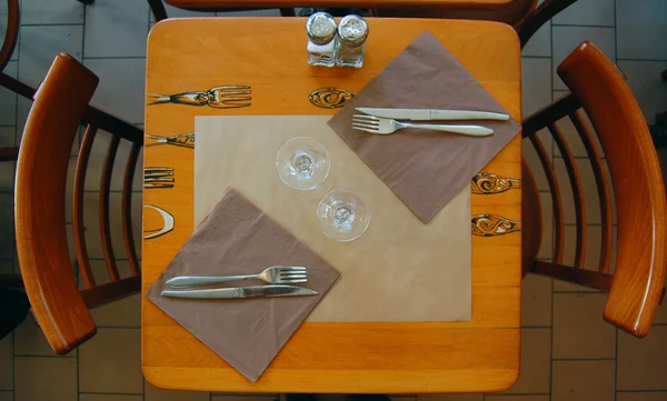 Vajilla con copas de vino en mesa de madera — Foto de Stock