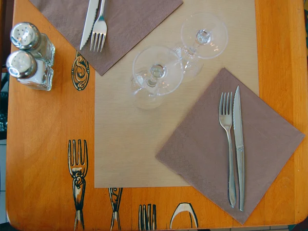 Servies met wijnglazen op houten tafel — Stockfoto