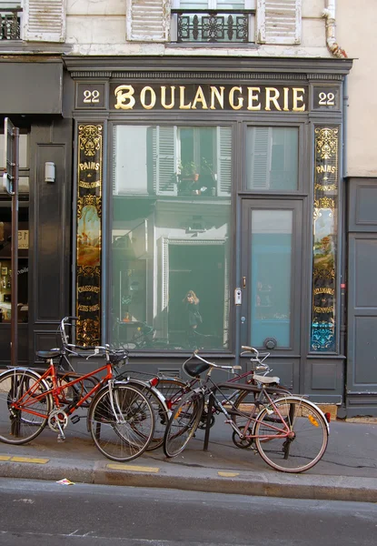 站在咖啡厅旁边的自行车 — 图库照片