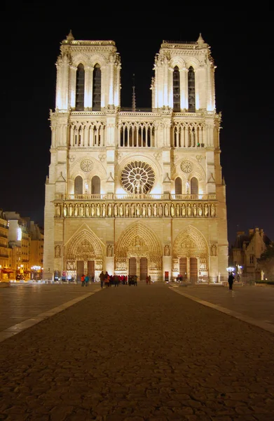 Notre Dame de Paris på kvällen — Stockfoto