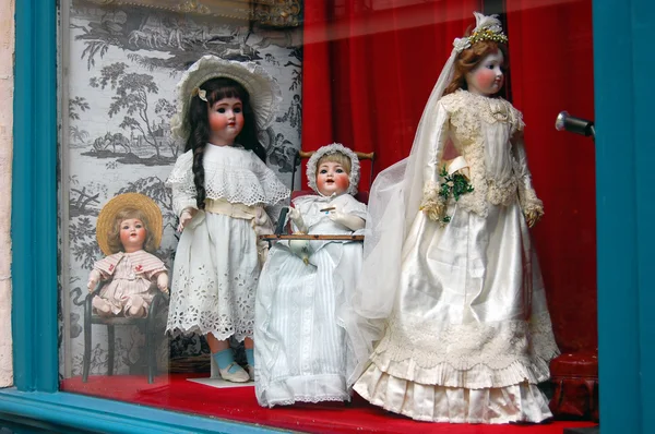 Vitrine avec poupées vintage — Photo