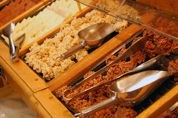Loja de doces de chocolate sortido — Fotografia de Stock