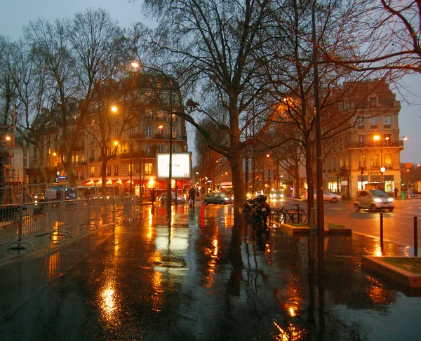 Rua em Paris, França, à noite depois da chuva — Fotografia de Stock
