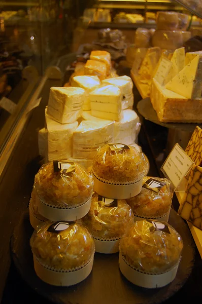 Trozos de diferentes quesos — Foto de Stock