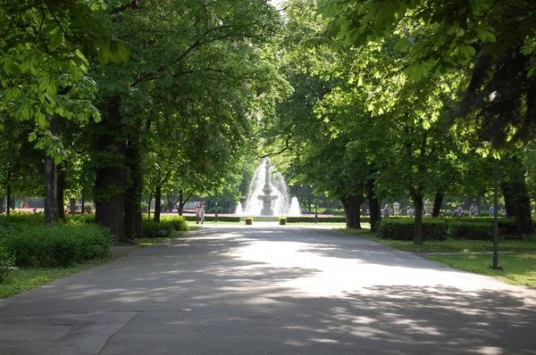 Biały fontanna w parku — Zdjęcie stockowe
