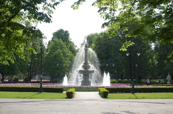 Biały fontanna w parku — Zdjęcie stockowe