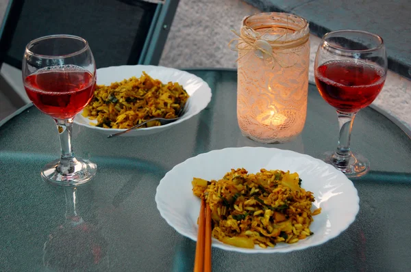 Romantisk middag med levande ljus och vin — Stockfoto