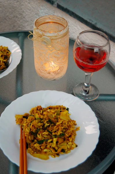 Cena romántica con vela y vino —  Fotos de Stock