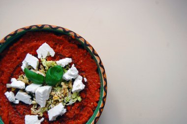 fesleğen yaprakları ve seramik keçi peyniri ile taze domates sosu 