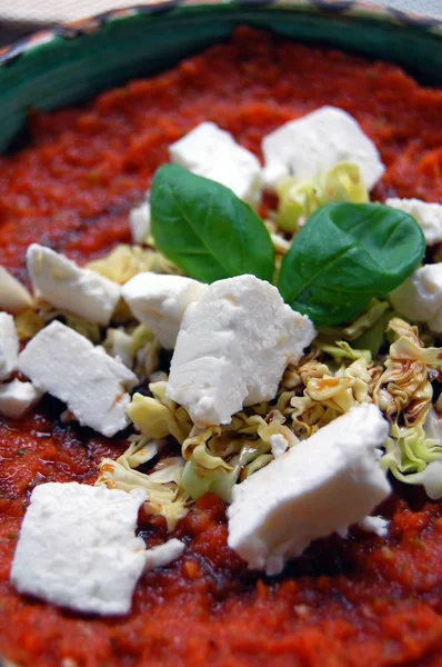 Salsa de tomate fresco con hojas de albahaca y queso de cabra en cerámica — Foto de Stock