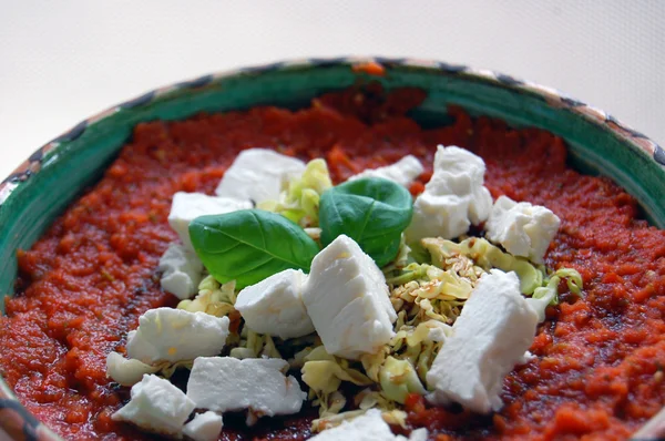 Färsk tomatsås med basilikablad och getost i keramik — Stockfoto