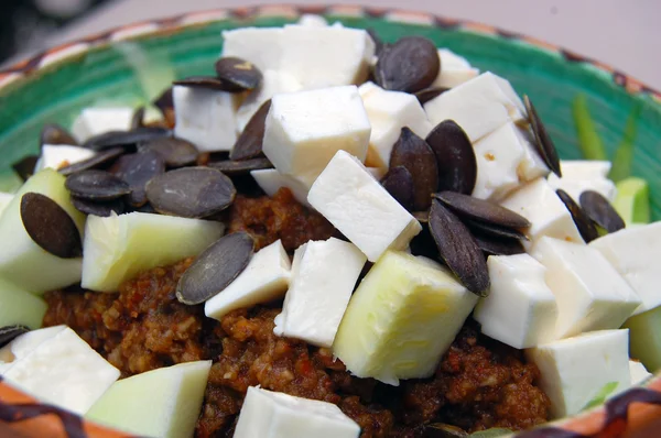 Zucchini nudlar med färsk tomatsås, basilika och get — Stockfoto