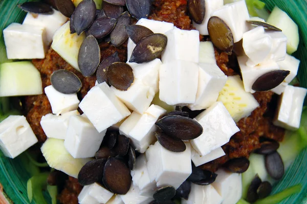 Nouilles aux courgettes avec sauce tomate fraîche, feuilles de basilic et chèvre — Photo