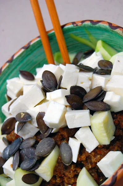 Nouilles aux courgettes avec sauce tomate fraîche, feuilles de basilic et chèvre — Photo