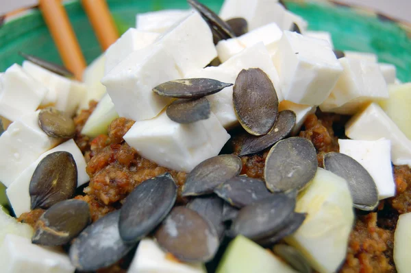 Nouilles aux courgettes avec sauce tomate fraîche, feuilles de basilic et chèvre — Photo