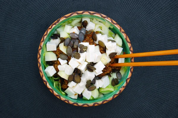 Zucchini noodles with fresh tomato sauce, basil leaves and goat — Stock Photo, Image