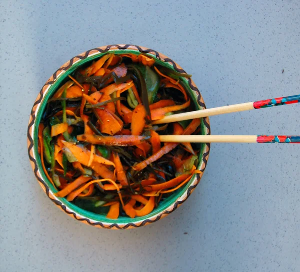 Kelp noodles salad with carrot and cucumber, soy sauce ans wasab — Stock Photo, Image