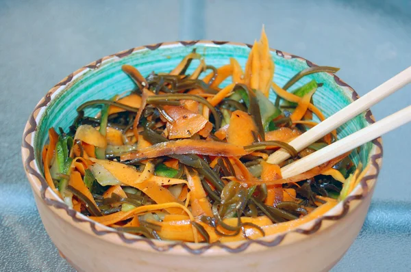 Ensalada de fideos de algas con zanahoria y pepino, salsa de soja y wasab —  Fotos de Stock