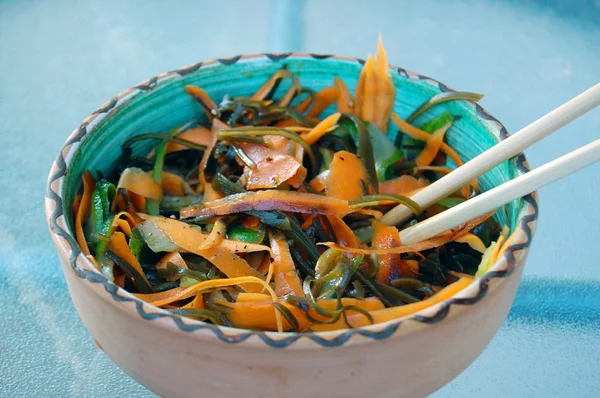 Řasy nudle salát s mrkví a okurka, sojovou omáčkou a wasab — Stock fotografie