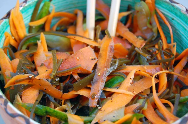 Salade de nouilles de varech avec carotte et concombre, sauce soja et wasab — Photo