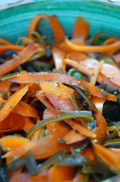 Insalata di tagliatelle di alghe con carota e cetriolo, salsa di soia e wasab — Foto Stock