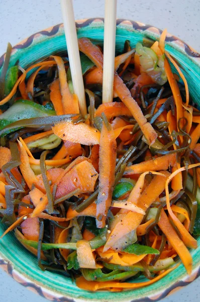 Kelp noodles salad with carrot and cucumber, soy sauce ans wasab — Stock Photo, Image