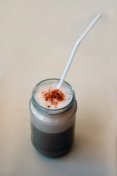 Cinnamon spiced latte in jar — Stock Photo, Image