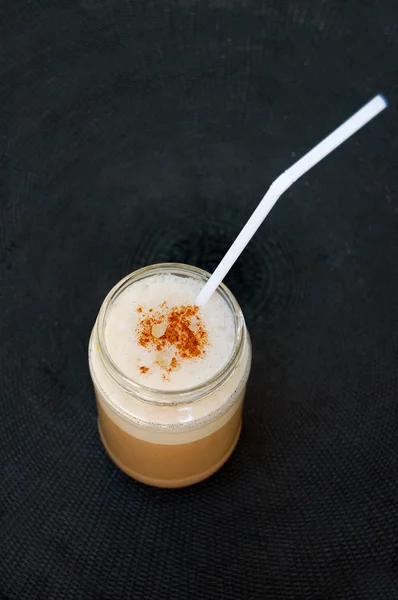 Cinnamon spiced latte in jar — Stock Photo, Image