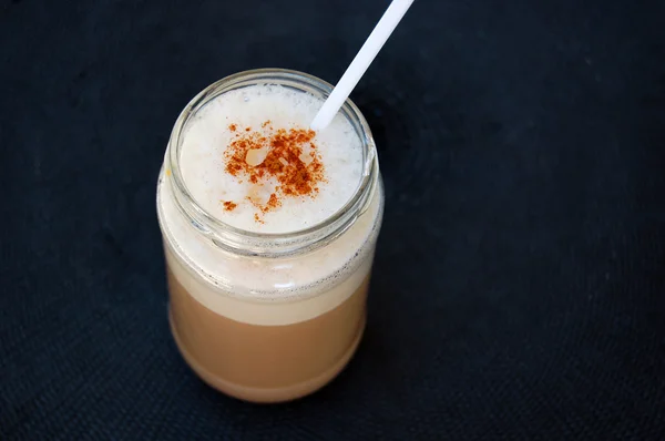 Cinnamon spiced latte in jar — Stock Photo, Image