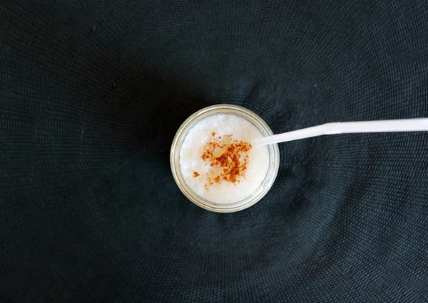 Cinnamon spiced latte in jar — Stock Photo, Image
