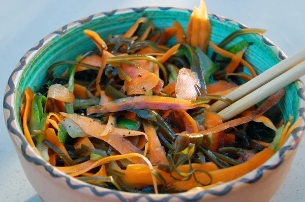 Ensalada de fideos de algas con zanahoria y pepino, salsa de soja y wasab —  Fotos de Stock