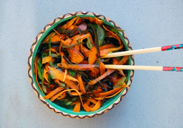 Ensalada de fideos de algas con zanahoria y pepino, salsa de soja y wasab —  Fotos de Stock