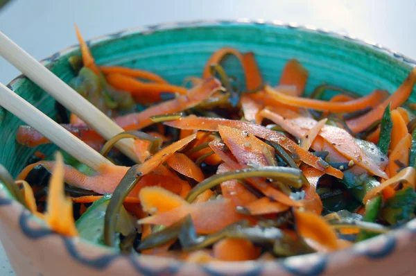 Ensalada de fideos de algas con zanahoria y pepino, salsa de soja y wasab —  Fotos de Stock