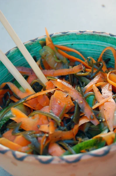 Ensalada de fideos de algas con zanahoria y pepino, salsa de soja y wasab —  Fotos de Stock