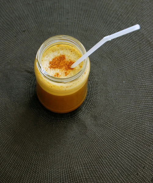 Cinnamon spiced latte with turmeric in jar — Stock Photo, Image
