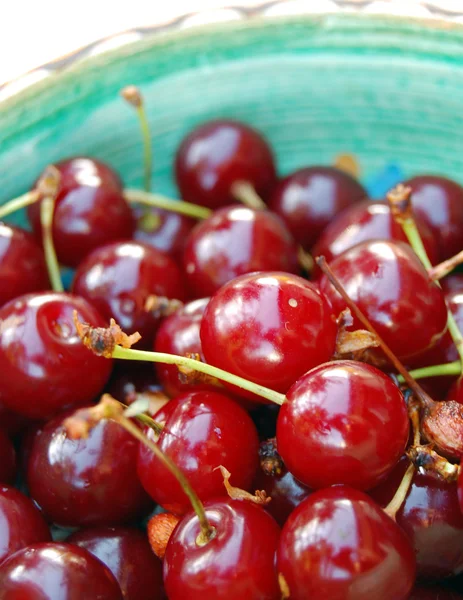 Färsk frukt bakgrund med sura körsbär i keramikskål — Stockfoto