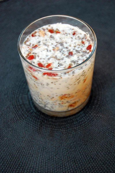 Chia utsäde pudding med kokosflingor, goji bär och havre — Stockfoto