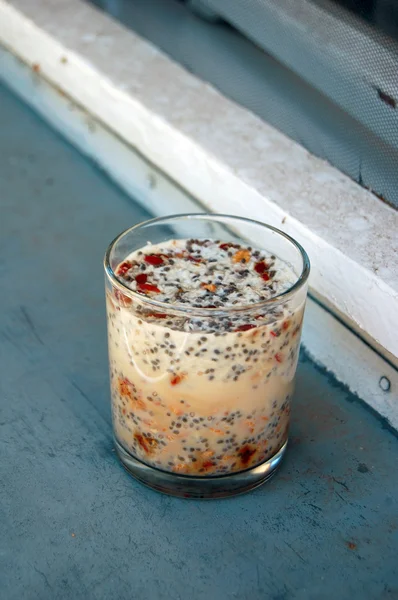 Chia zaad pudding gemaakt met haver, kokosnoot vlokken en goji bessen — Stockfoto