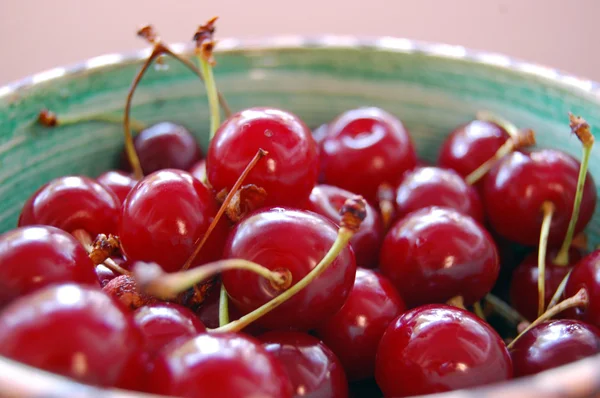 Fondo de frutas frescas con cerezas agrias en tazón de cerámica — Foto de Stock