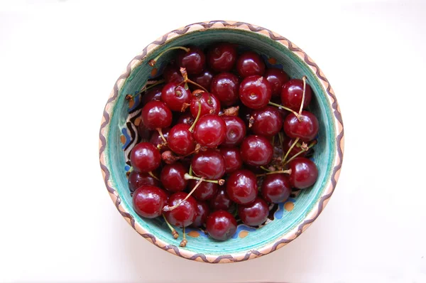 Fresh fruits background with sour cherries in ceramic bowl — Stock Photo, Image