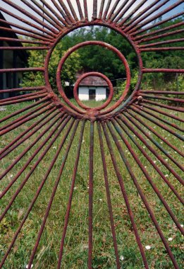 kırsal ev paslı tellerin arkasından gördüm