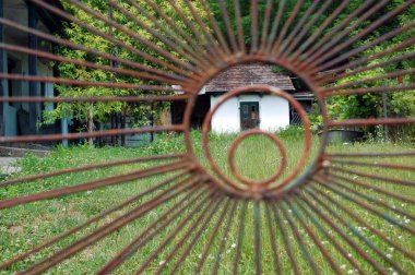 kırsal ev paslı tellerin arkasından gördüm