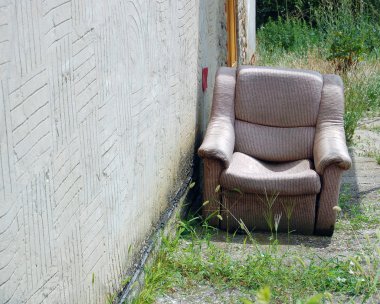 Bahçedeki eski koltuk