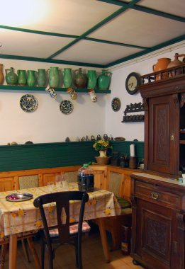 Eski geleneksel mutfak ile mutfak eşyaları