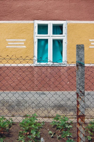 Détail de la façade du vieux bâtiment avec fenêtre — Photo