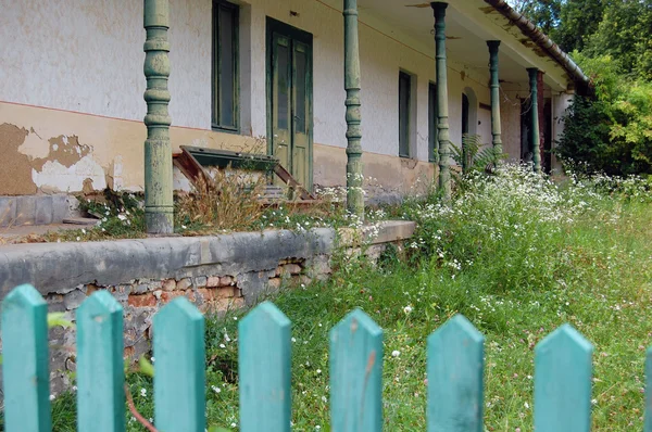 Detail der Fassade des alten Gebäudes mit Fenstern — Stockfoto