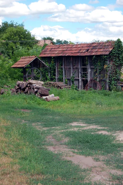 Paysage rural estival avec une ferme et un champ — Photo