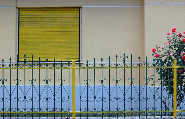 Detail der Fassade des ländlichen Gebäudes mit Fenster und Zaun — Stockfoto