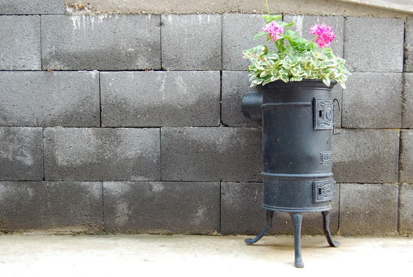 Fogão usado velho com flores de verão — Fotografia de Stock